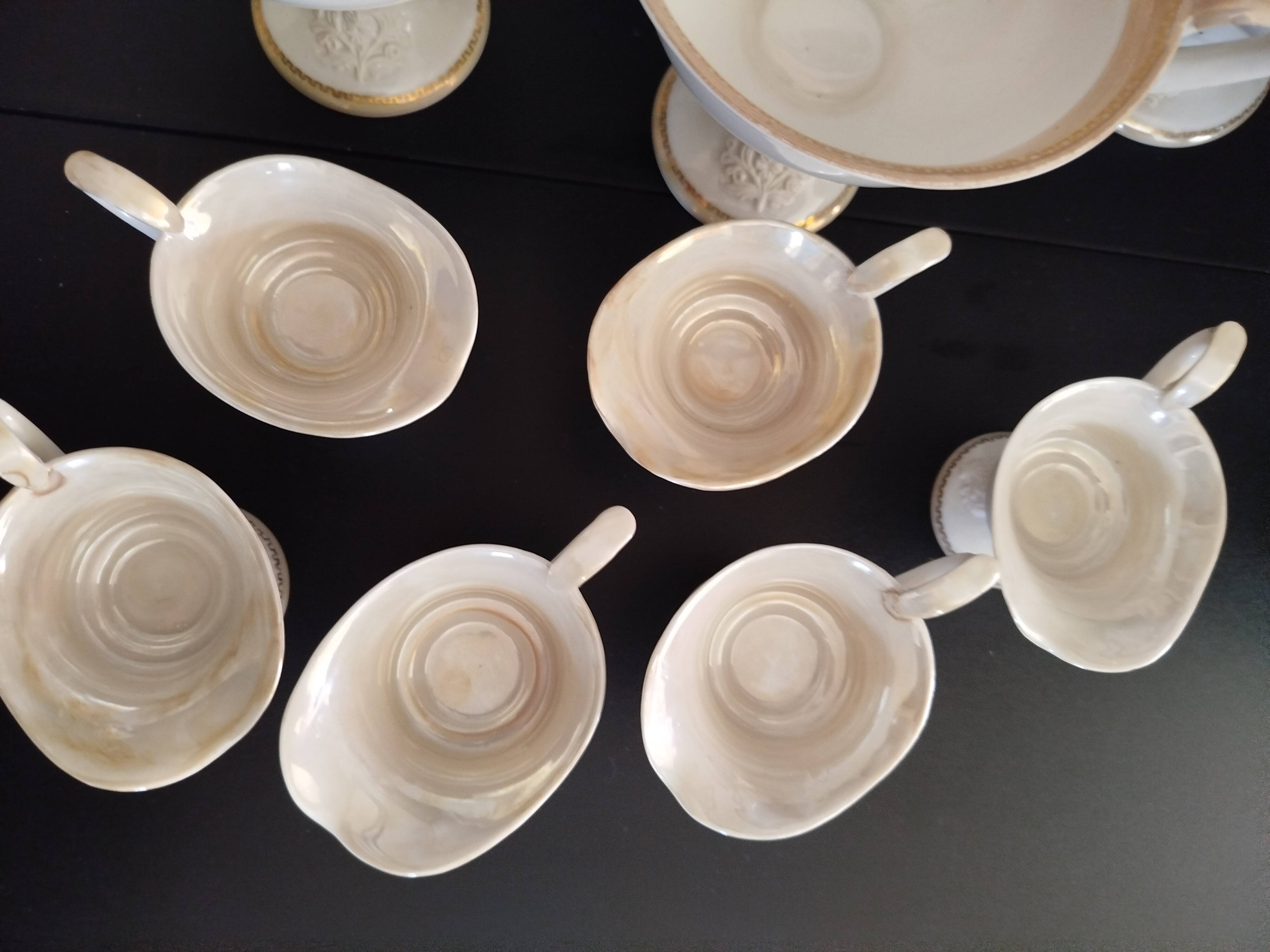 Service en porcelaine d’art relief 16 pièces signé DR – 1991 design studio