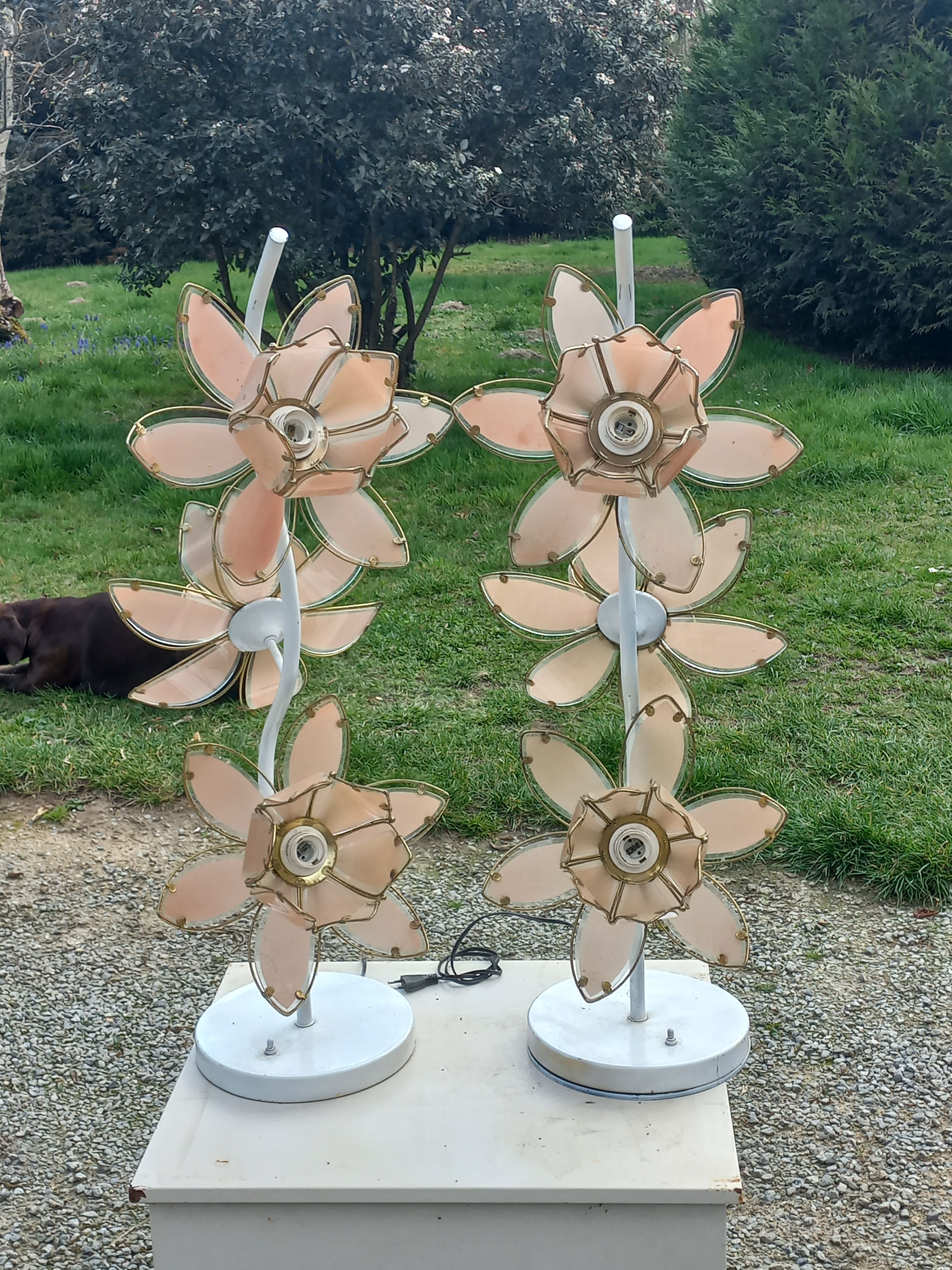 Paire de lampadaires des années 70 en métal laqué  fleurs en verre et métal doré