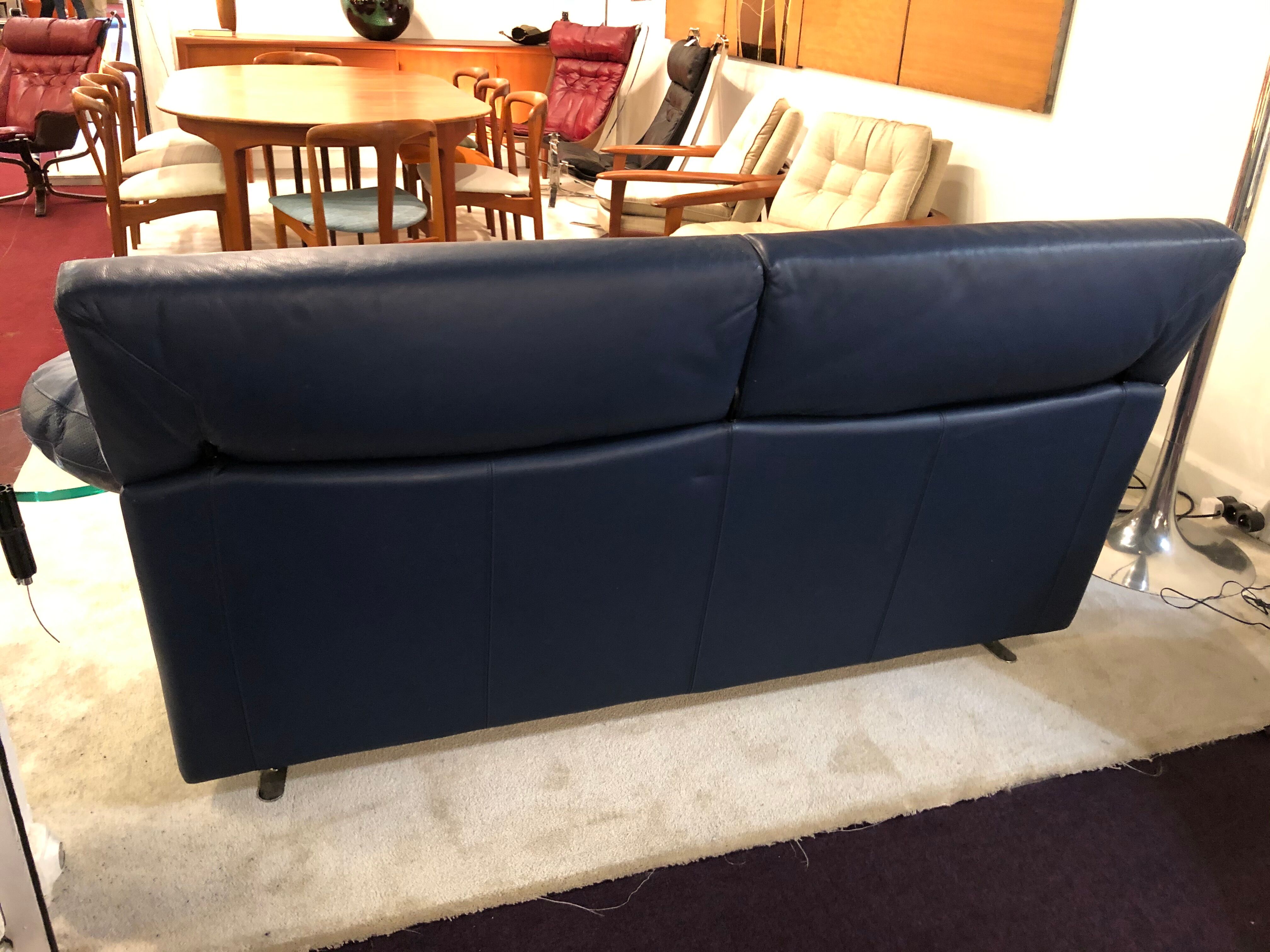 Paolo Piva's Italian leather sofa with rotating round glass shelves, 1980