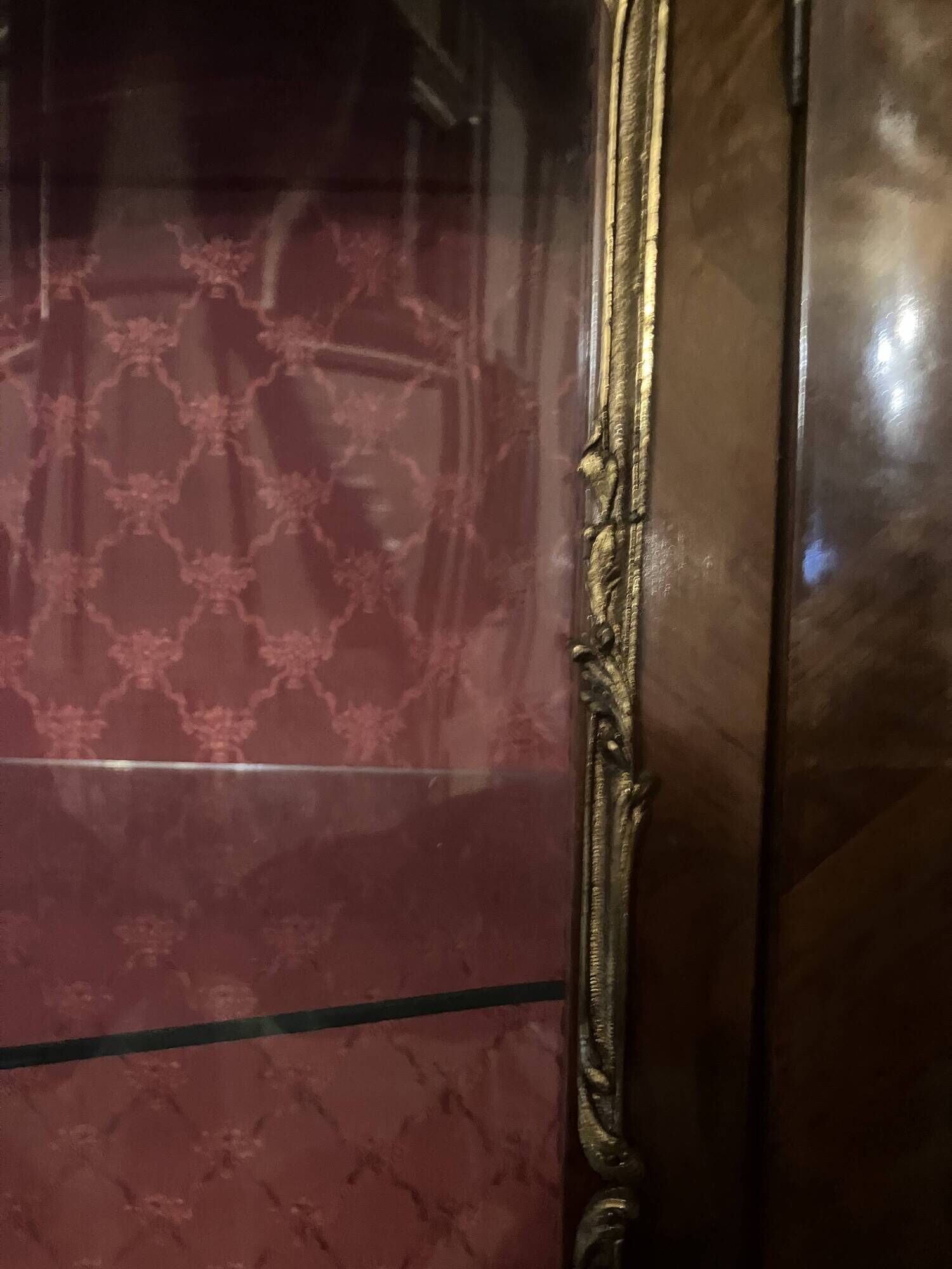 Display cabinet in Louis XV style from the late 19th century in painted wood.