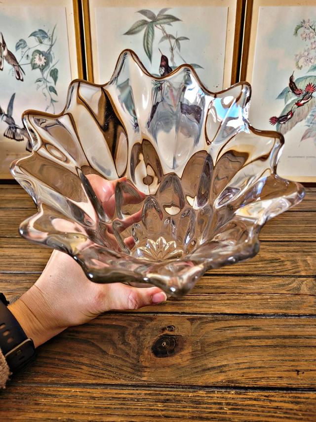 Flared glass vase in the shape of a flower / corolla, bubble effect in the style of Vannes art.