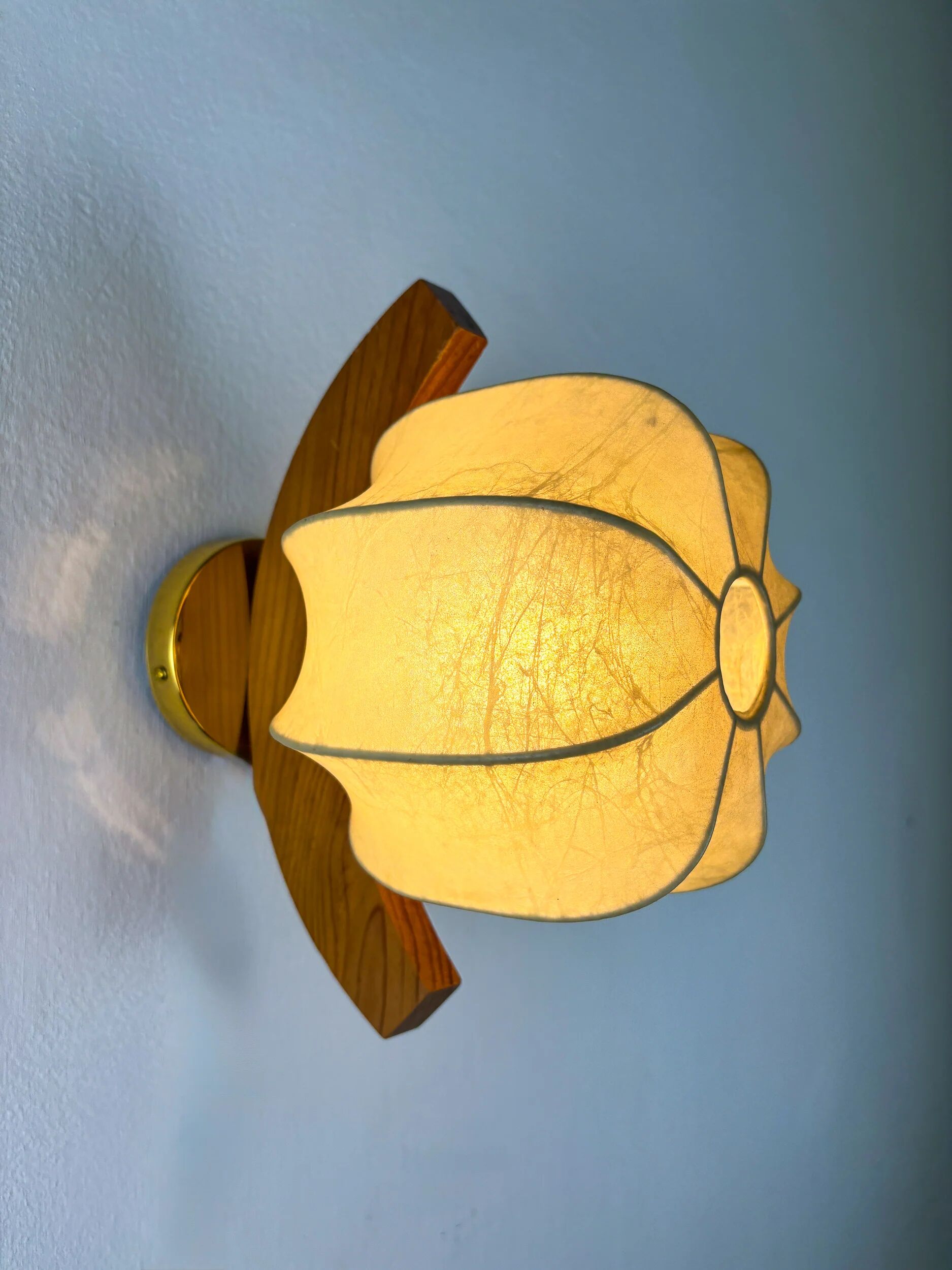 Italian "Cocoon" wall light, resin and pine wood, 1970s