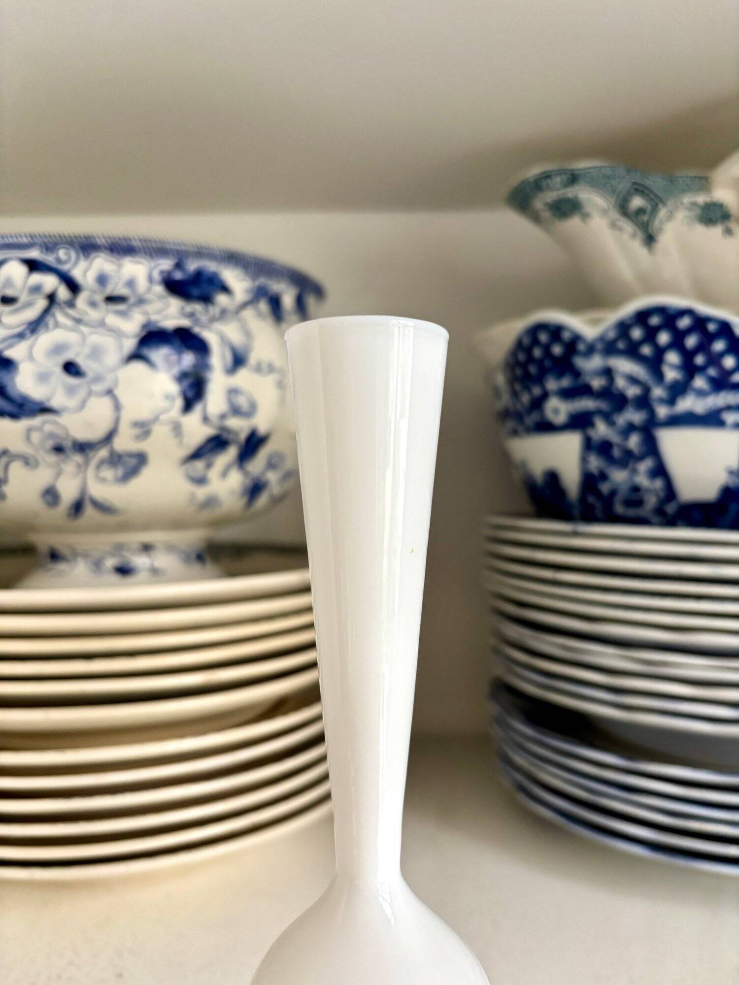 Vase, single-flower vase in white opaline