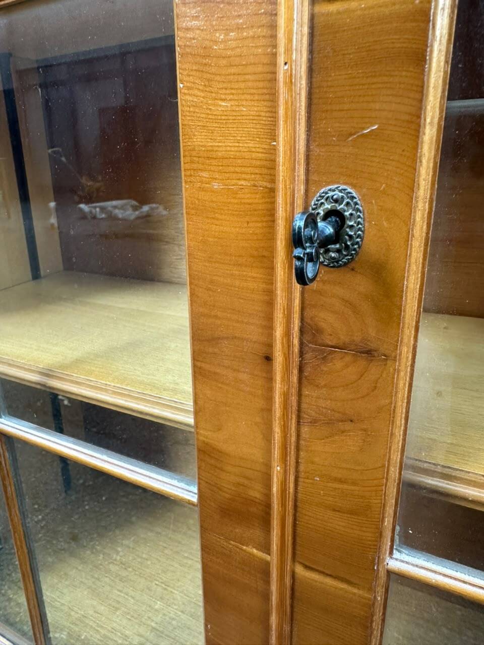 Chippendale display cabinet in wood, English Queen Anne dresser bookcase from 1960.