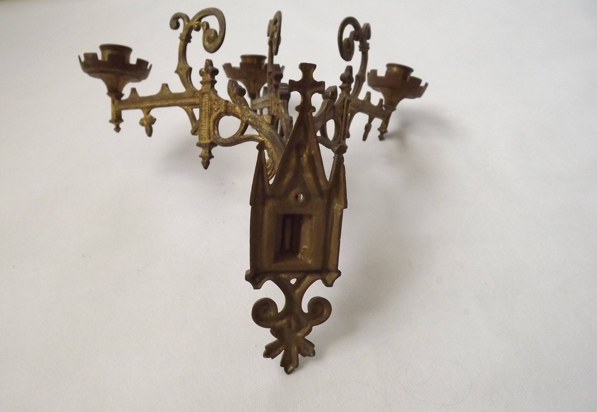 Ensemble élégant de trois appliques murales en bronze doré de style gothique français.