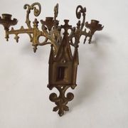 Ensemble élégant de trois appliques murales en bronze doré de style gothique français.