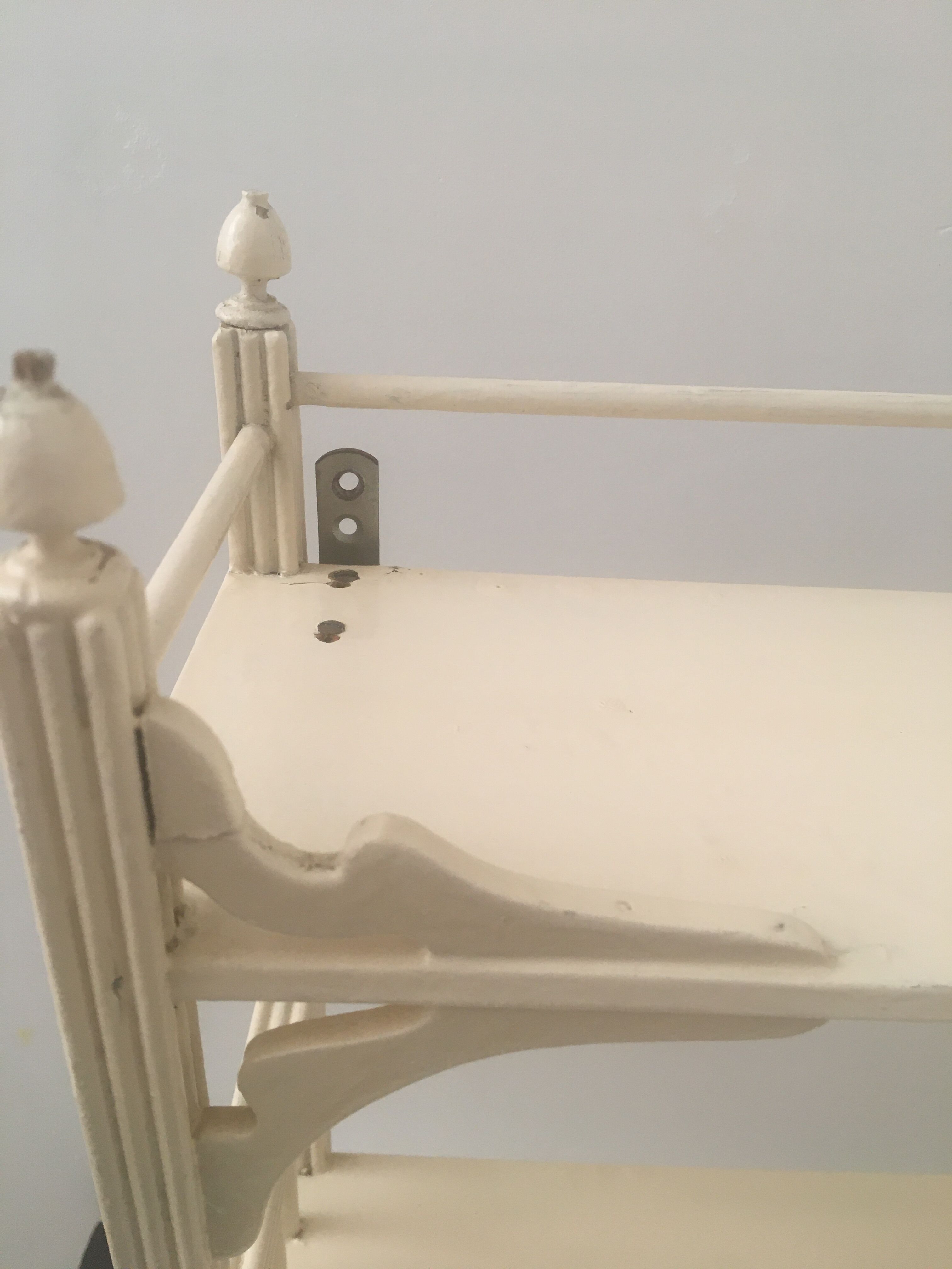 Wall-mounted shelf cabinet to hang