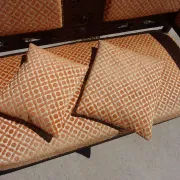 Ancienne banquette en bois et velours orange