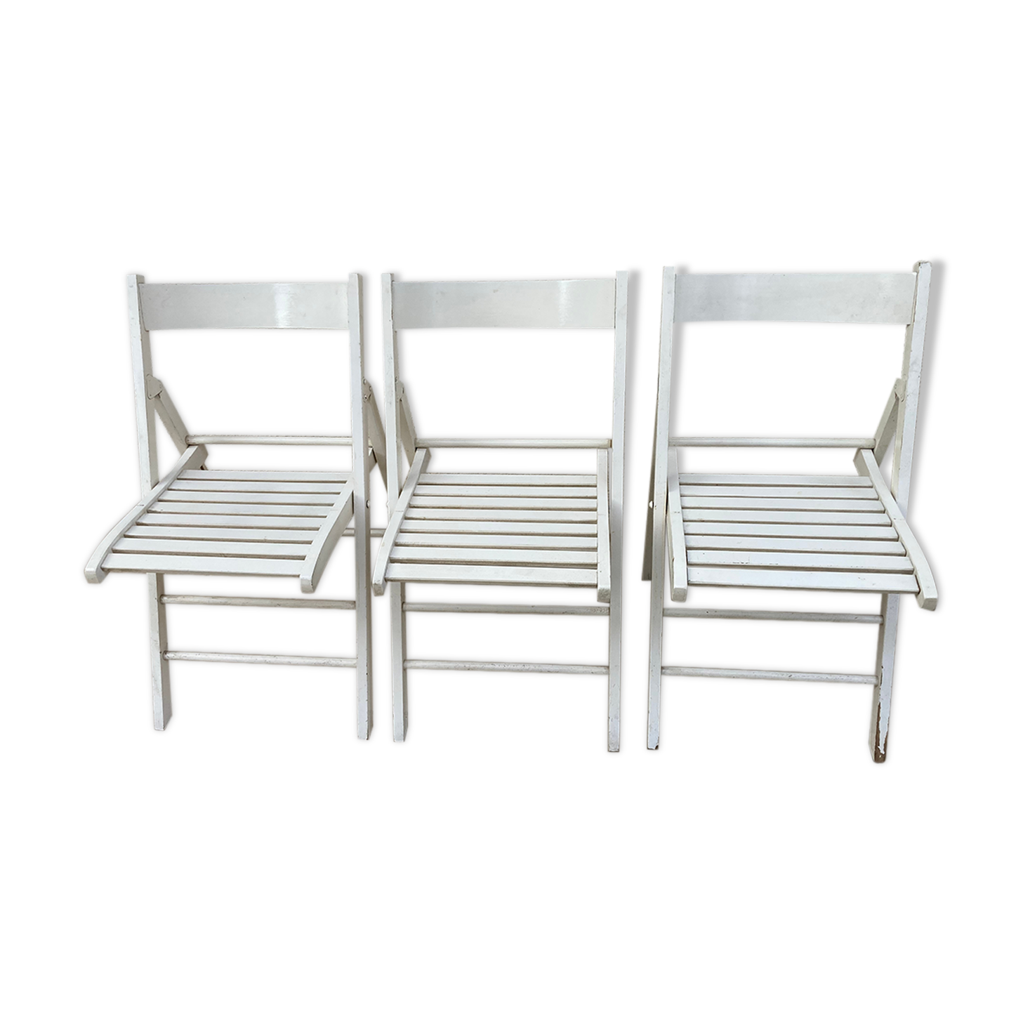 3 chaises pliantes en bois peint en blanc
