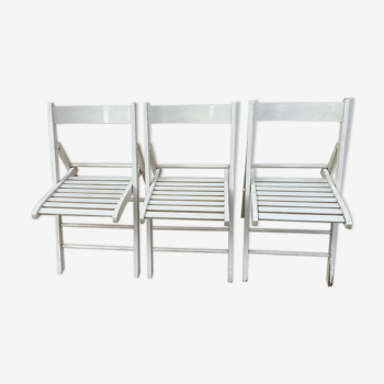 3 chaises pliantes en bois peint en blanc