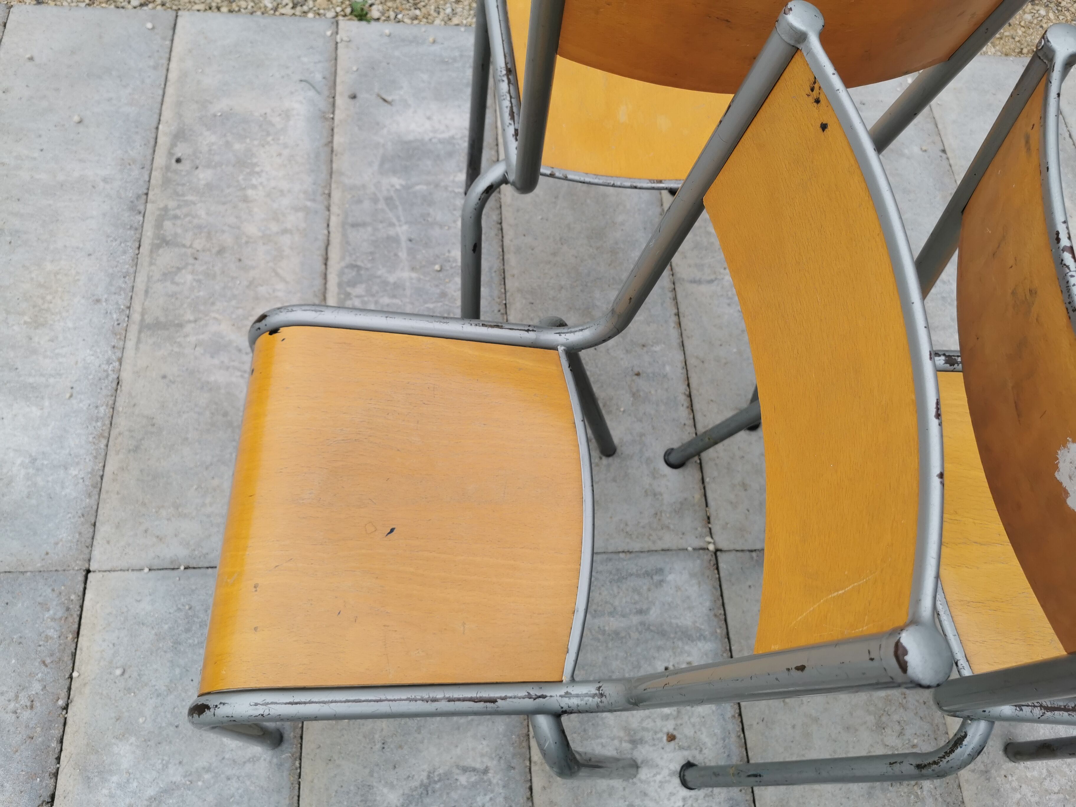 Lot de trois chaises d'école vintage
