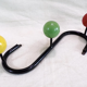 Porte manteaux patère vintage années 50 rockabilly en métal et boules de bois couleur rouge vert jaune vintage France