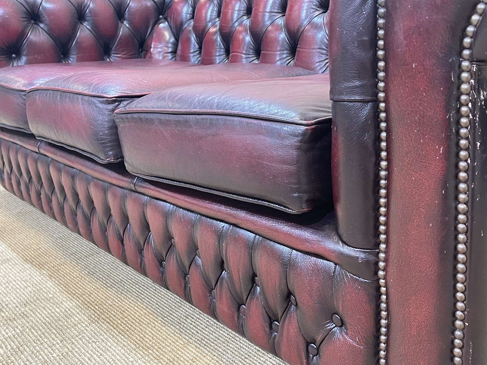 Chesterfield sofa in red leather 3 places from the 70s