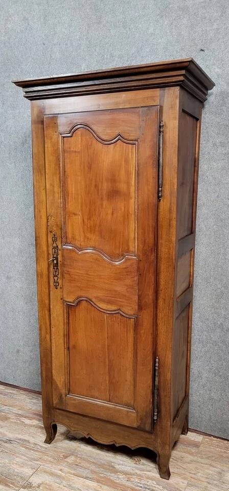 Armoire bonnetiére époque Louis XV en noyer vers 1780-1800