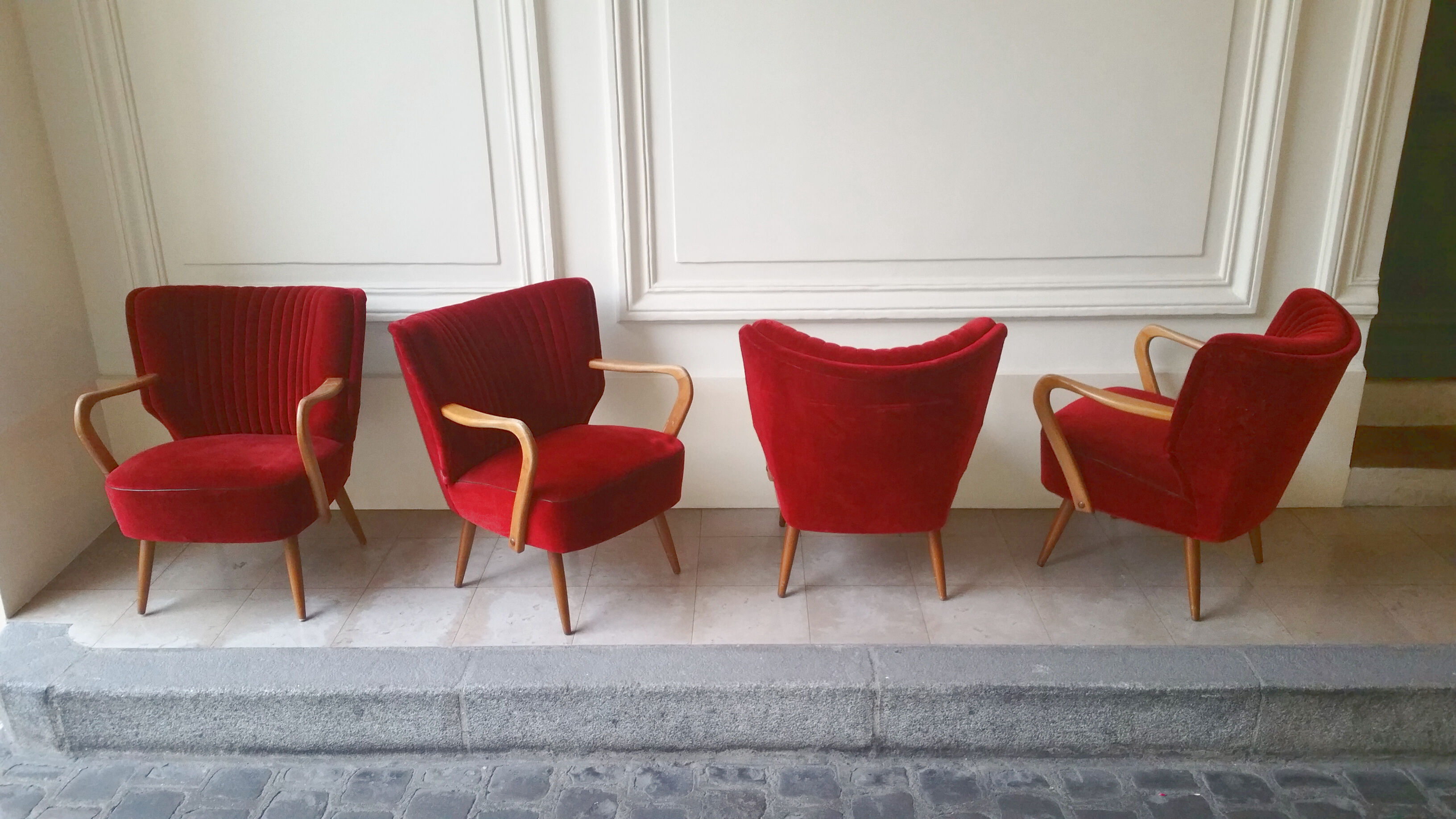 1/4 chairs red cinema cocktails