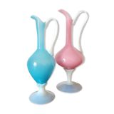 Paire d'aiguières en opaline rose et bleu