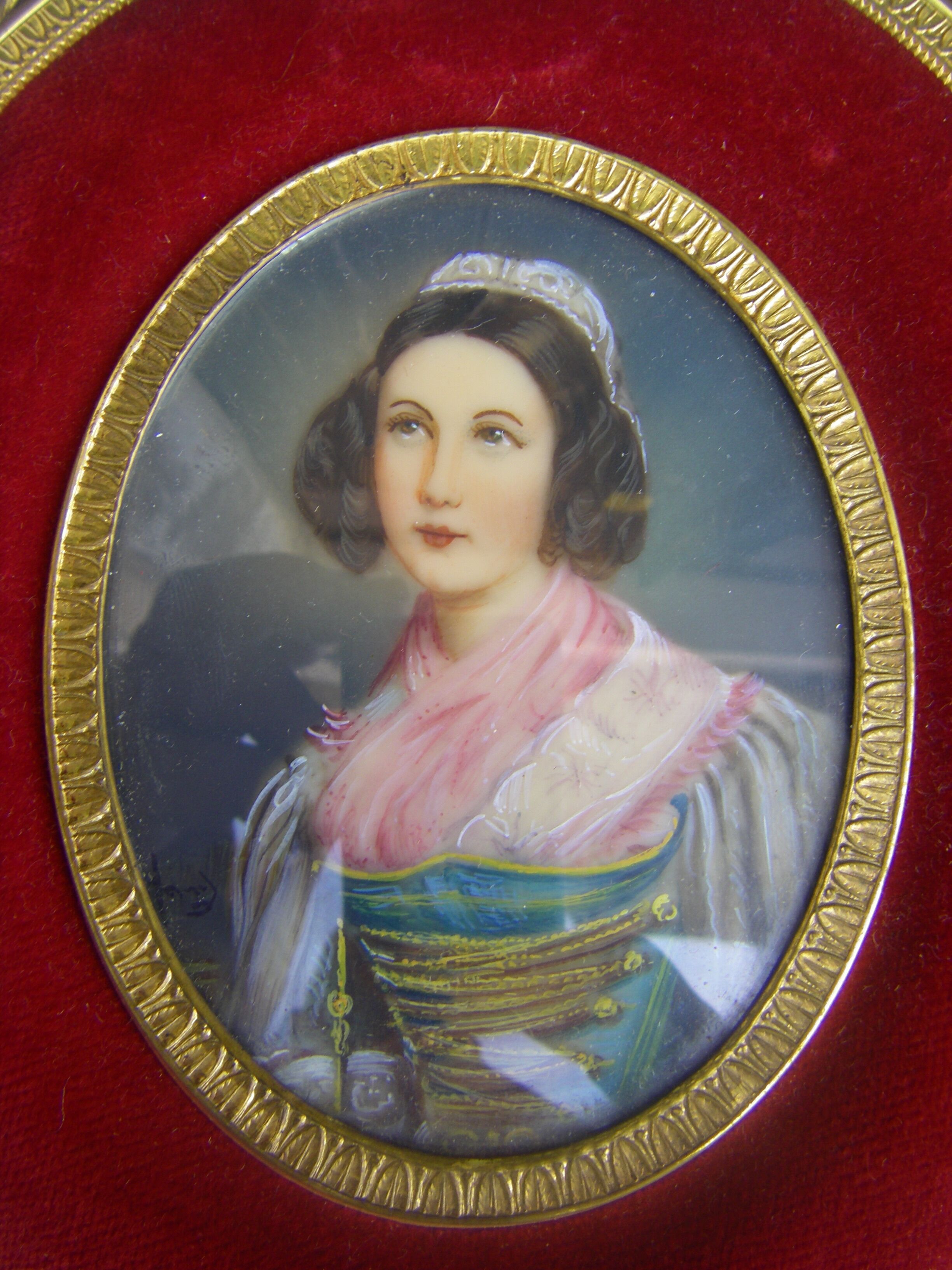 Portrait miniature medallion