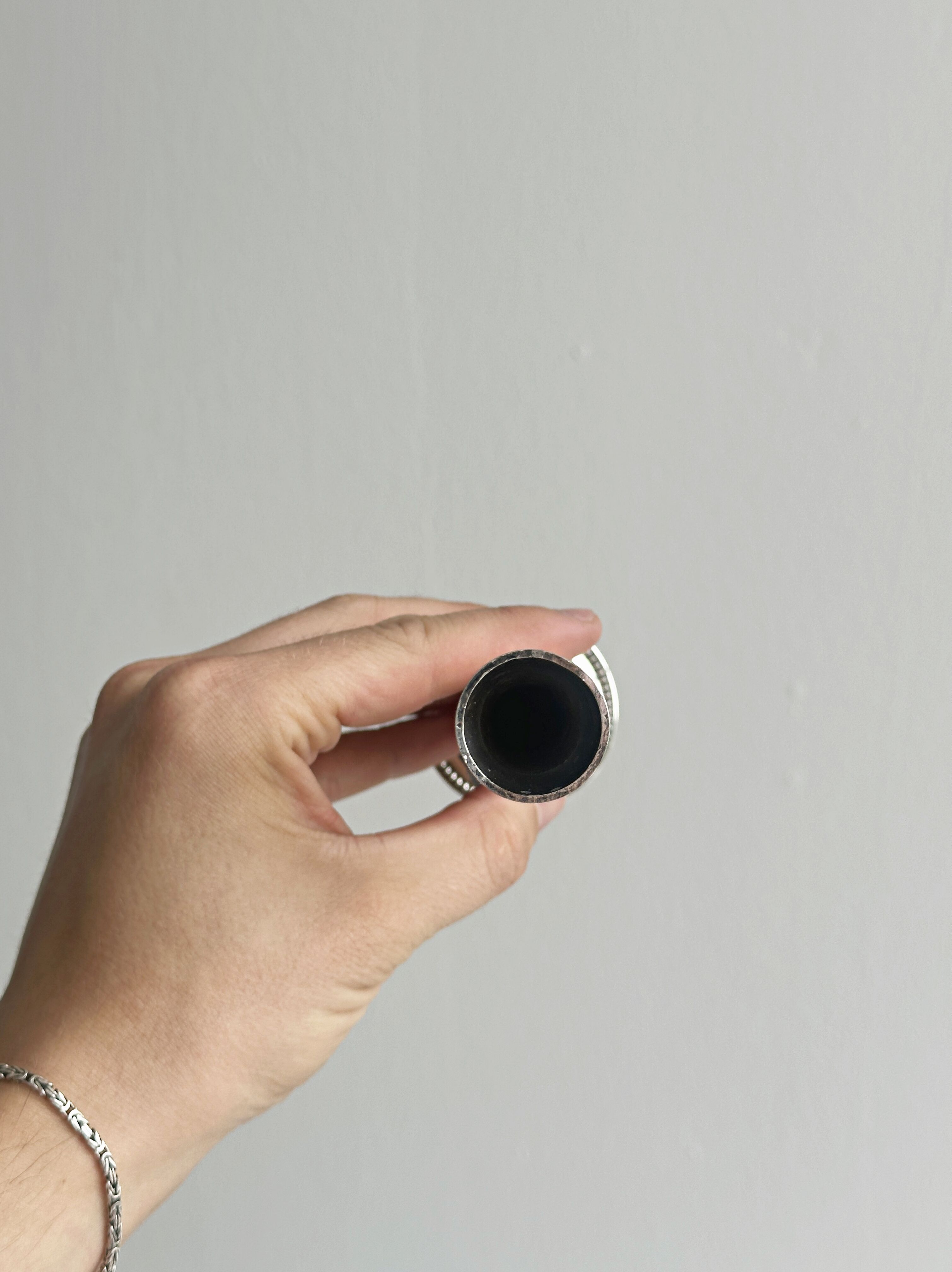 Petit vase soliflore en métal léger