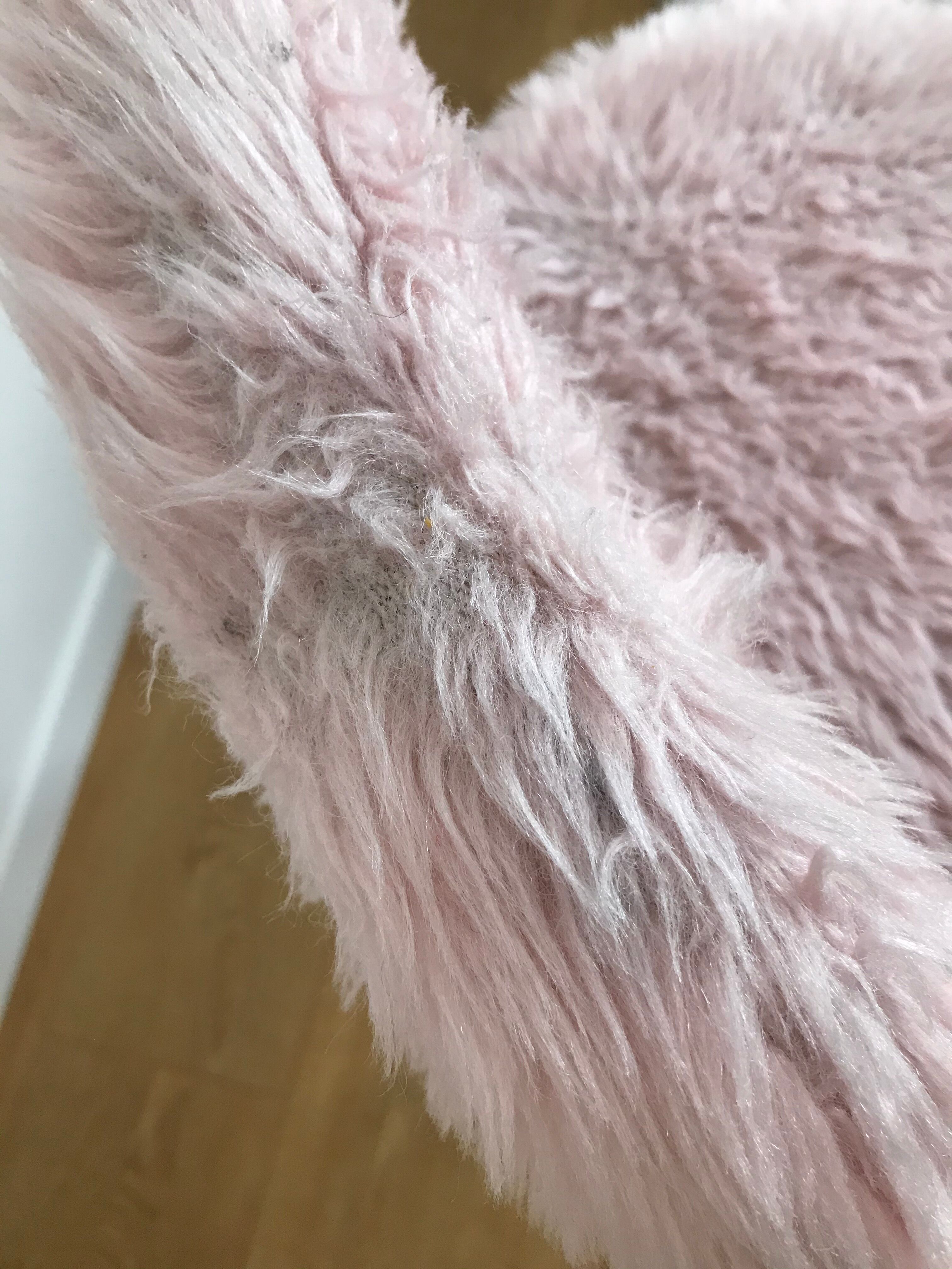 Pelfran rose moumoute chair