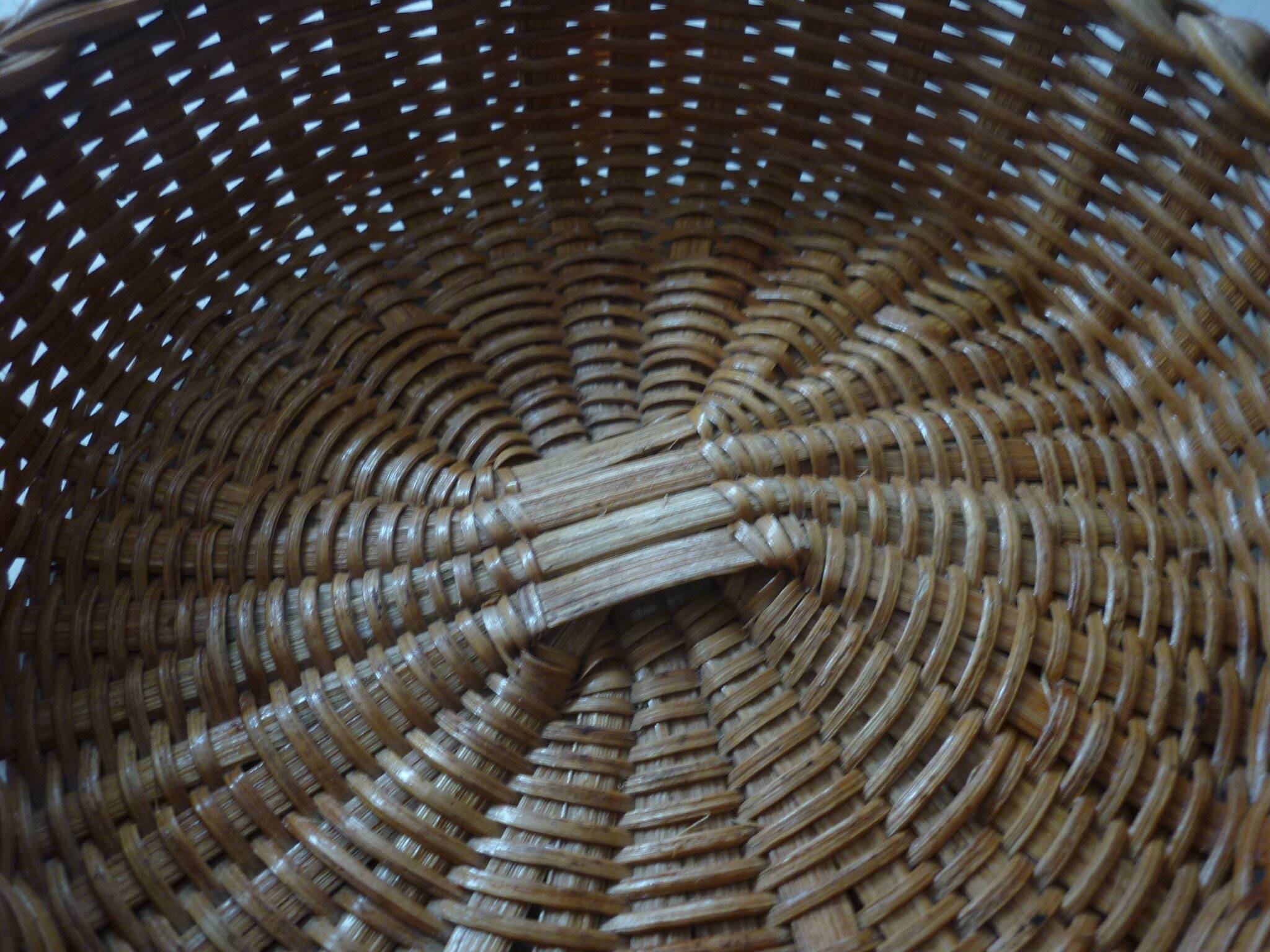 Wicker stove-shaped basket