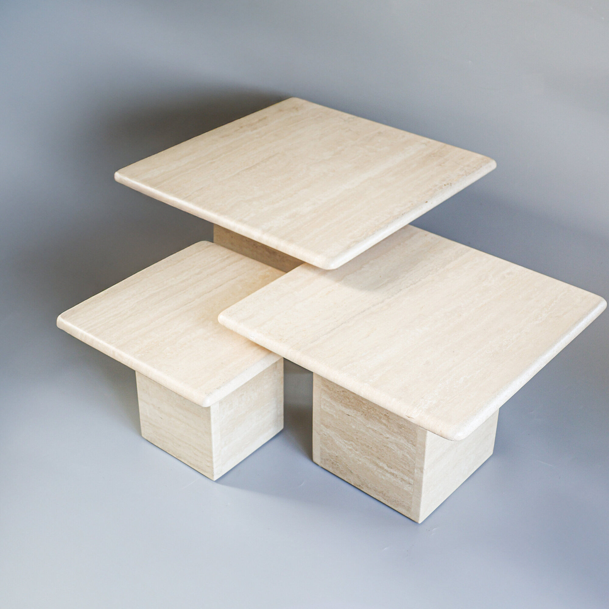 Tables gigognes en travertin italien, années 1970.