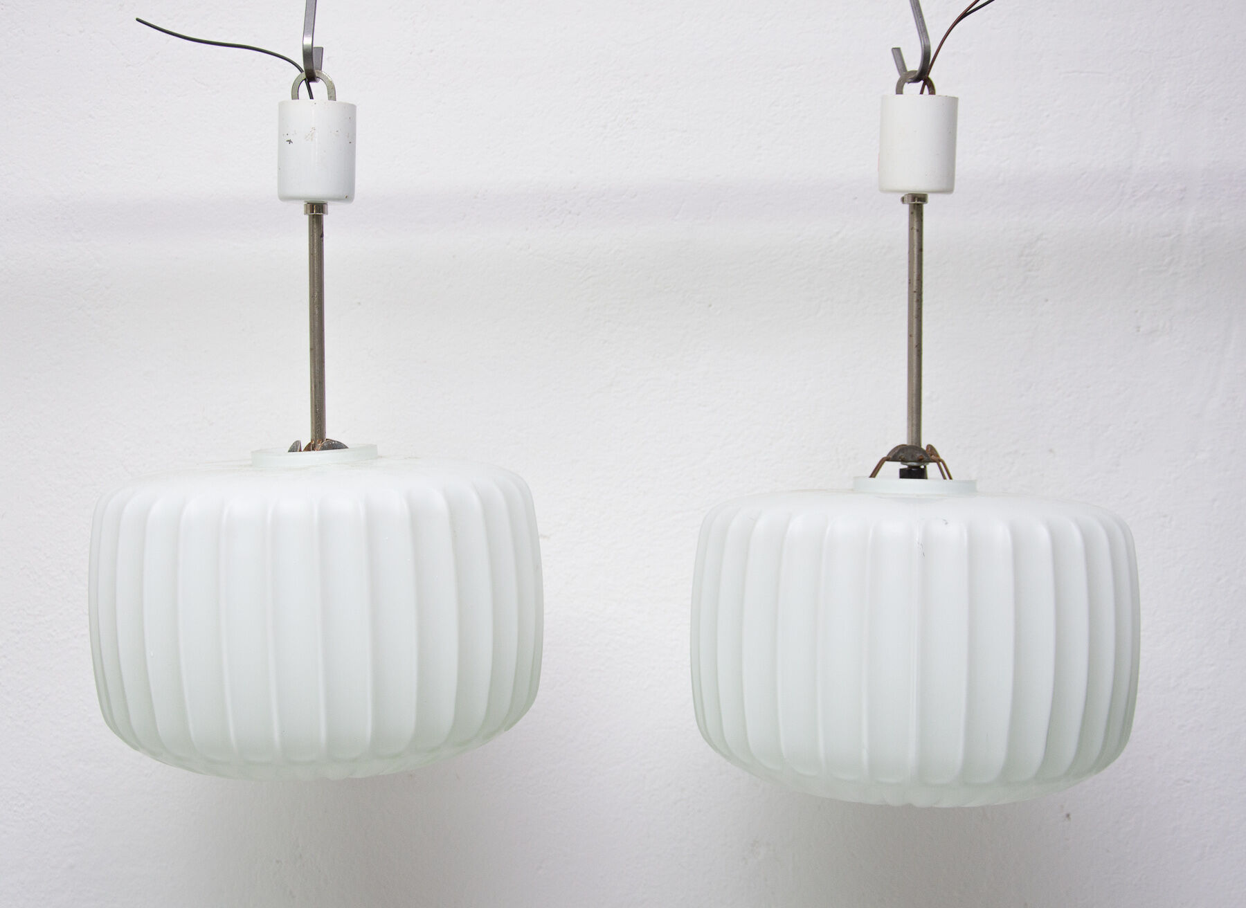 Paire de suspensions en verre opaline Vintage, bloc de l’est 1970