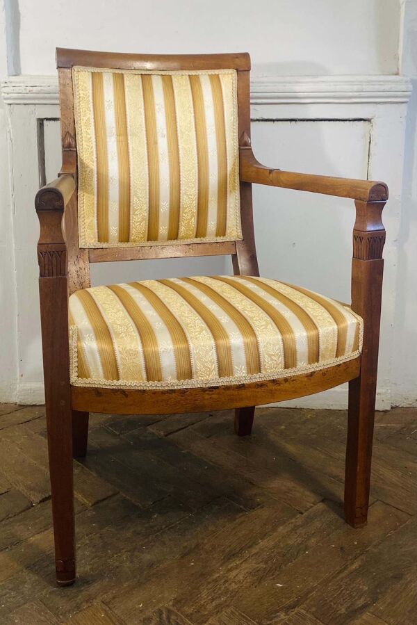 Fauteuil Directoire en hêtre or et tapisserie blanche France 19ème