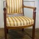 Fauteuil Directoire en hêtre or et tapisserie blanche France 19ème