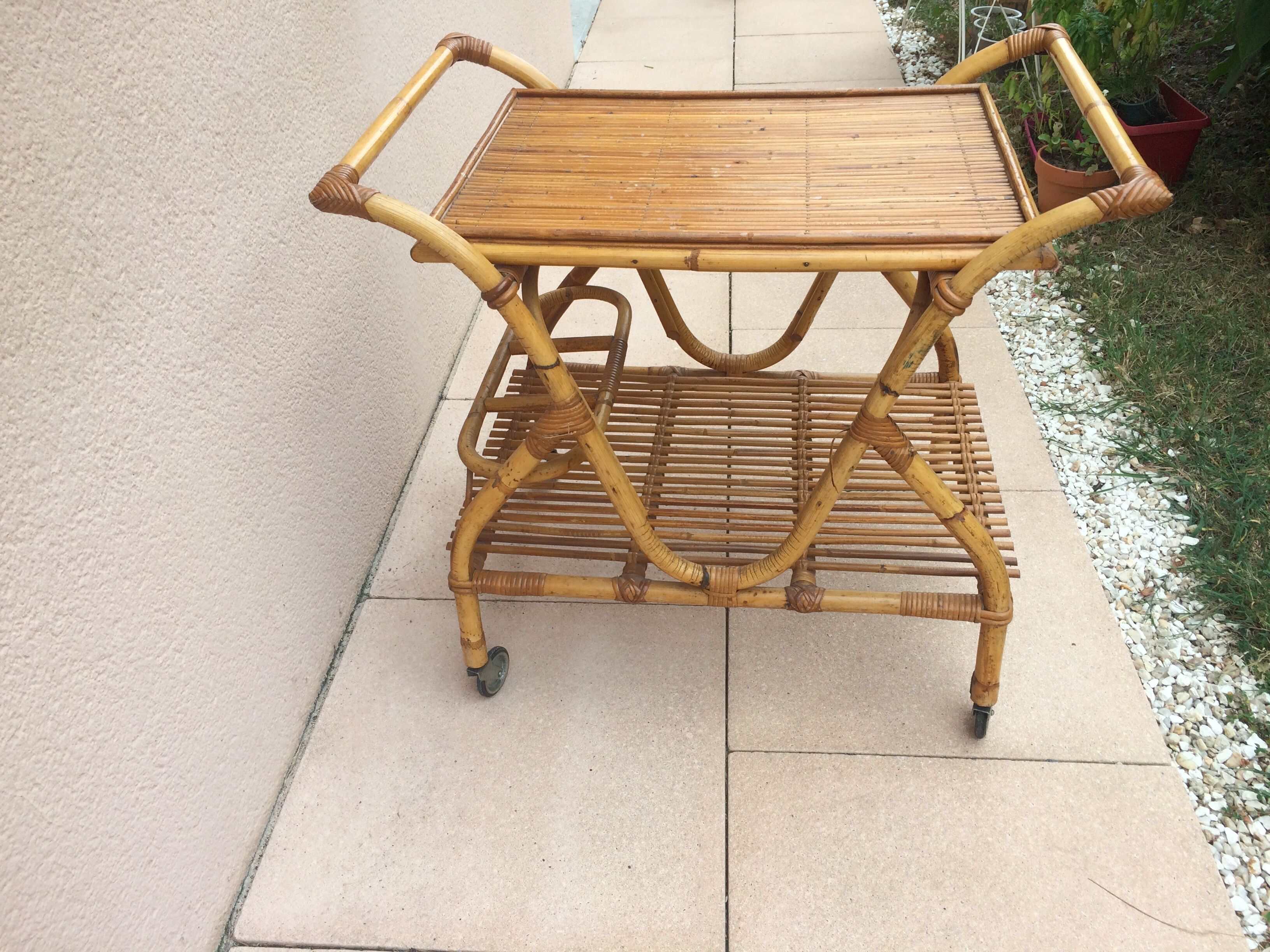 Rolling table in natural wicker of the 1970s
