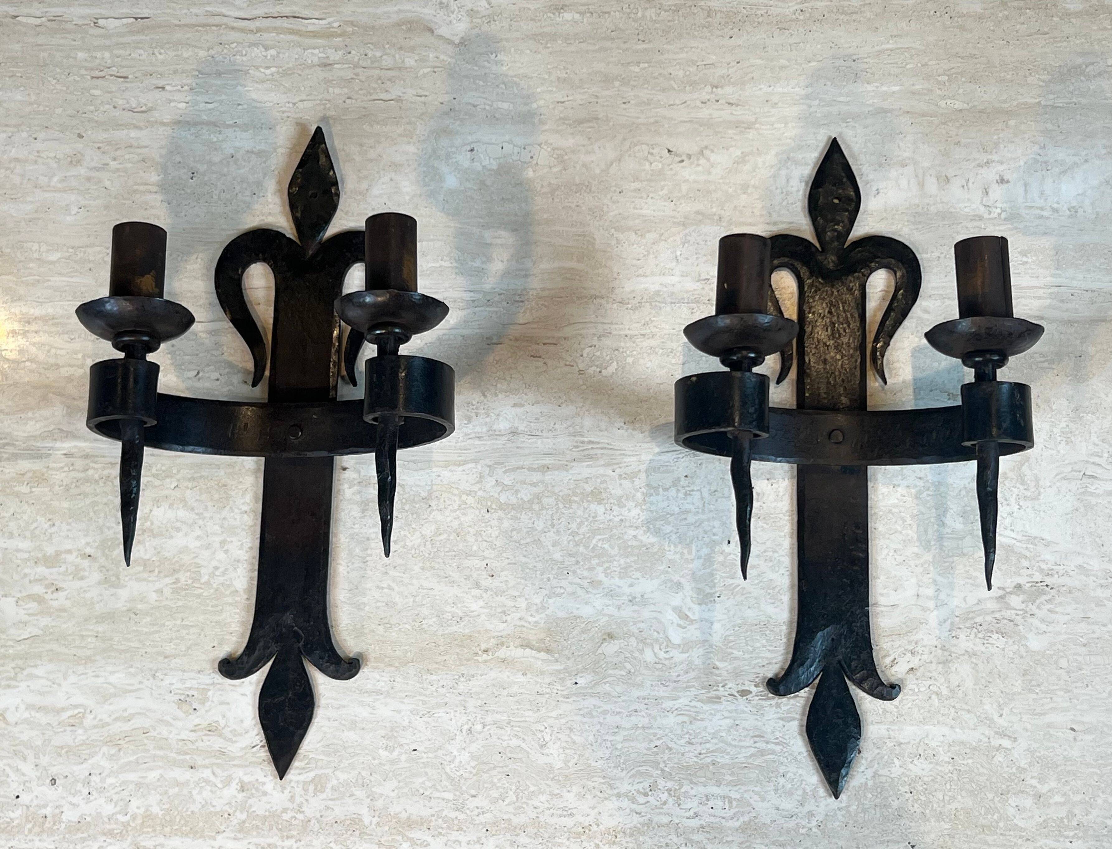 Important pair of wrought iron wall sconces "with fleur-de-lis" featuring 2 light arms in Gothic style.