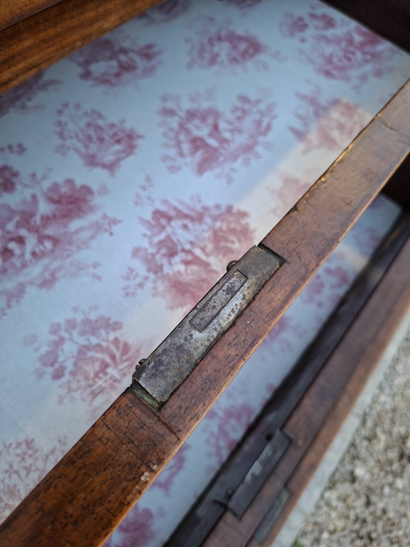 Louis XV style commode in solid walnut, 19th century rustic.