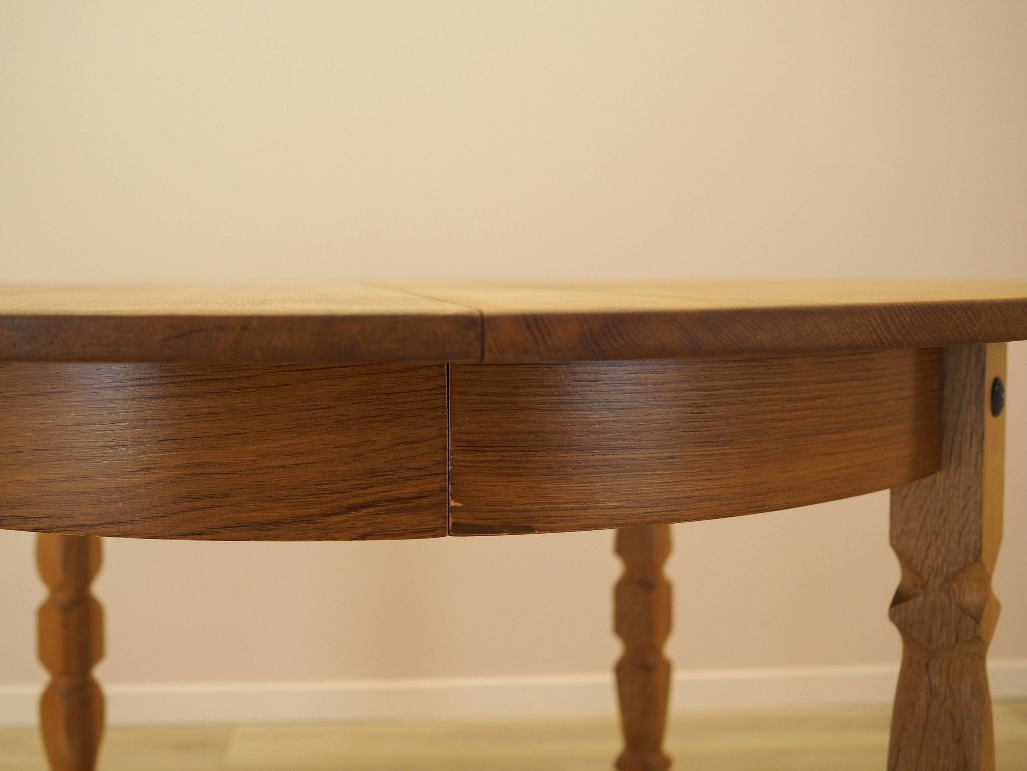Round oak table, Danish design, 1960s, designer: Henning Kjærnulf