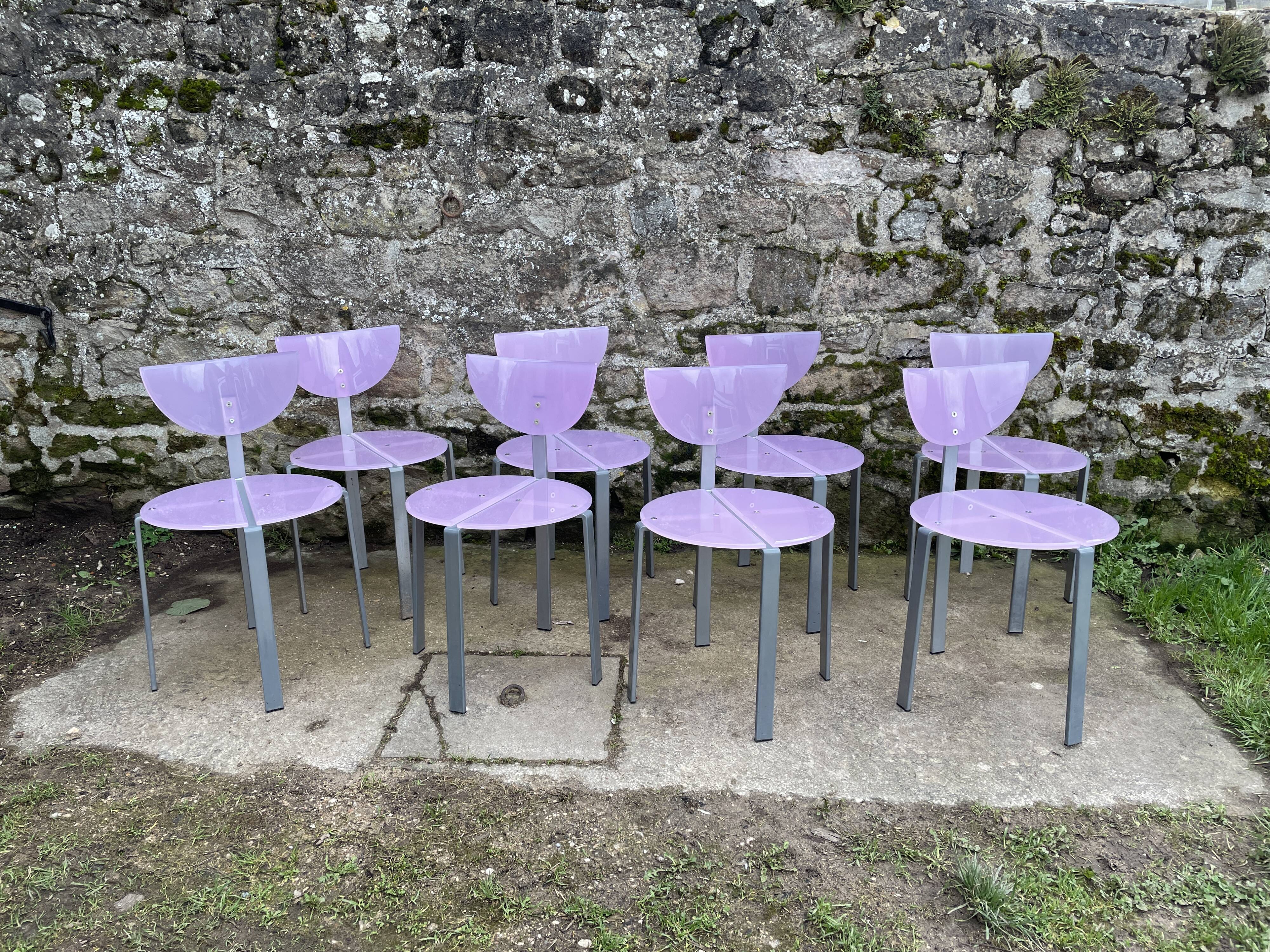 Serie de 8 chaises design en plexiglas parme