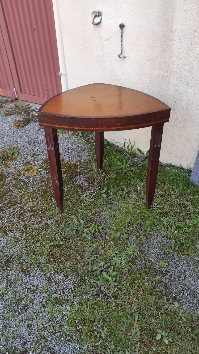 Stella triangular table