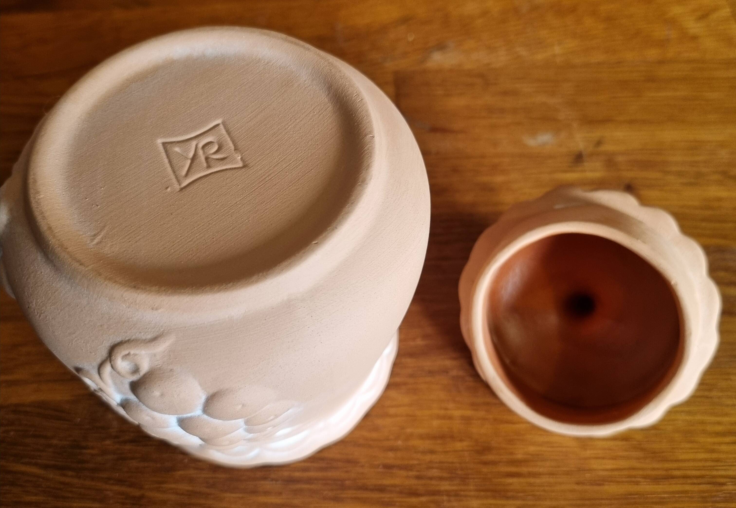 Small terracotta pot with Fruit motif