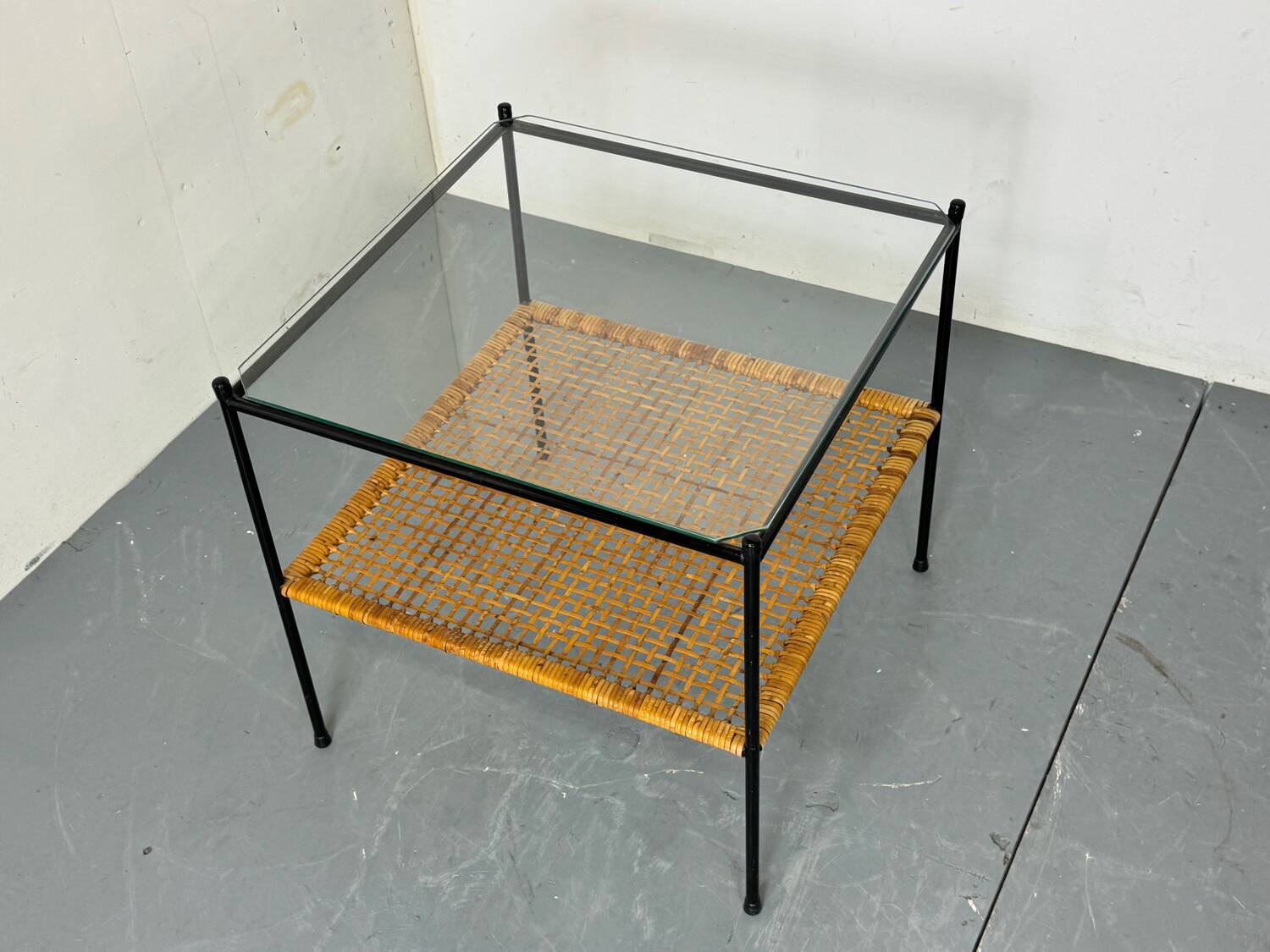 Table d'appoint ou table basse en rotin et verre de style danois moderniste du milieu du siècle