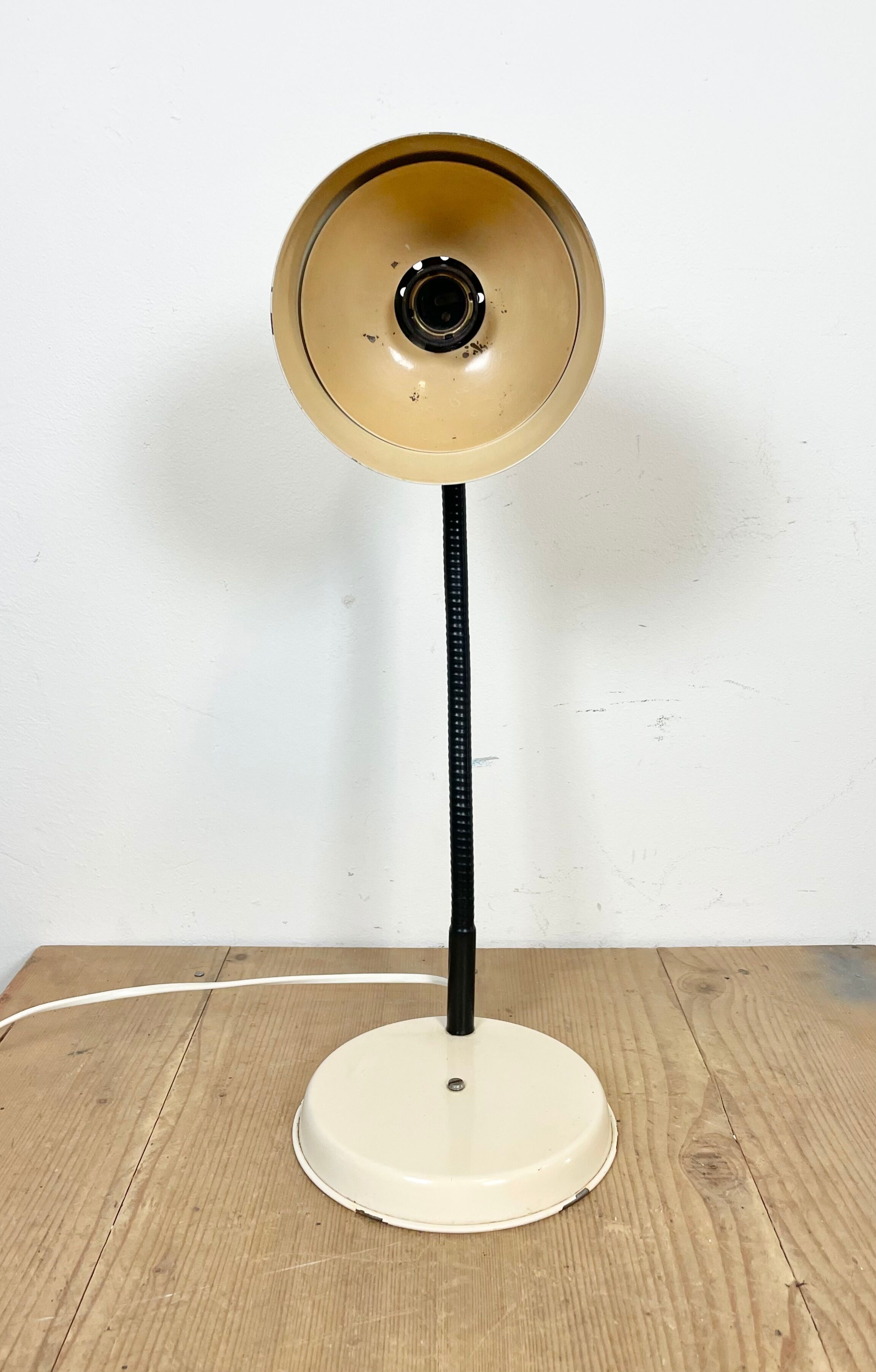 Beige industrial gooseneck table lamp, 1960s