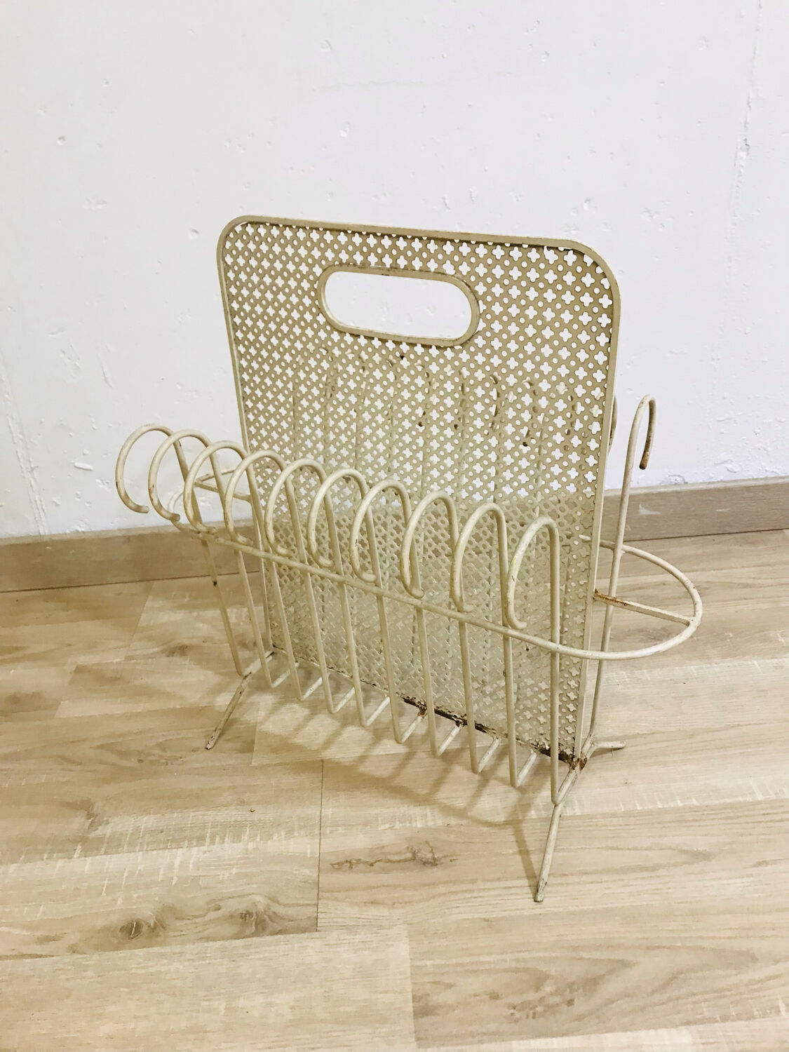 Mategot Mathieu Garlic Cap Magazine Rack