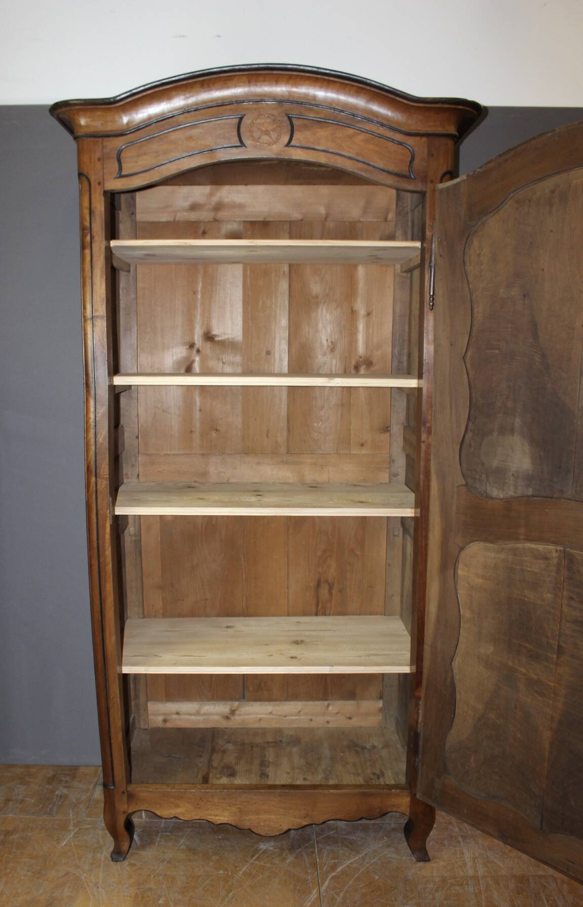 Louis XV bonnetière in walnut from the late 18th century