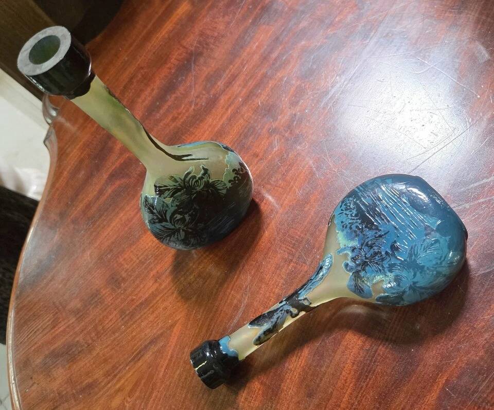 Pair of flower vases in glass paste, with a long slender neck.