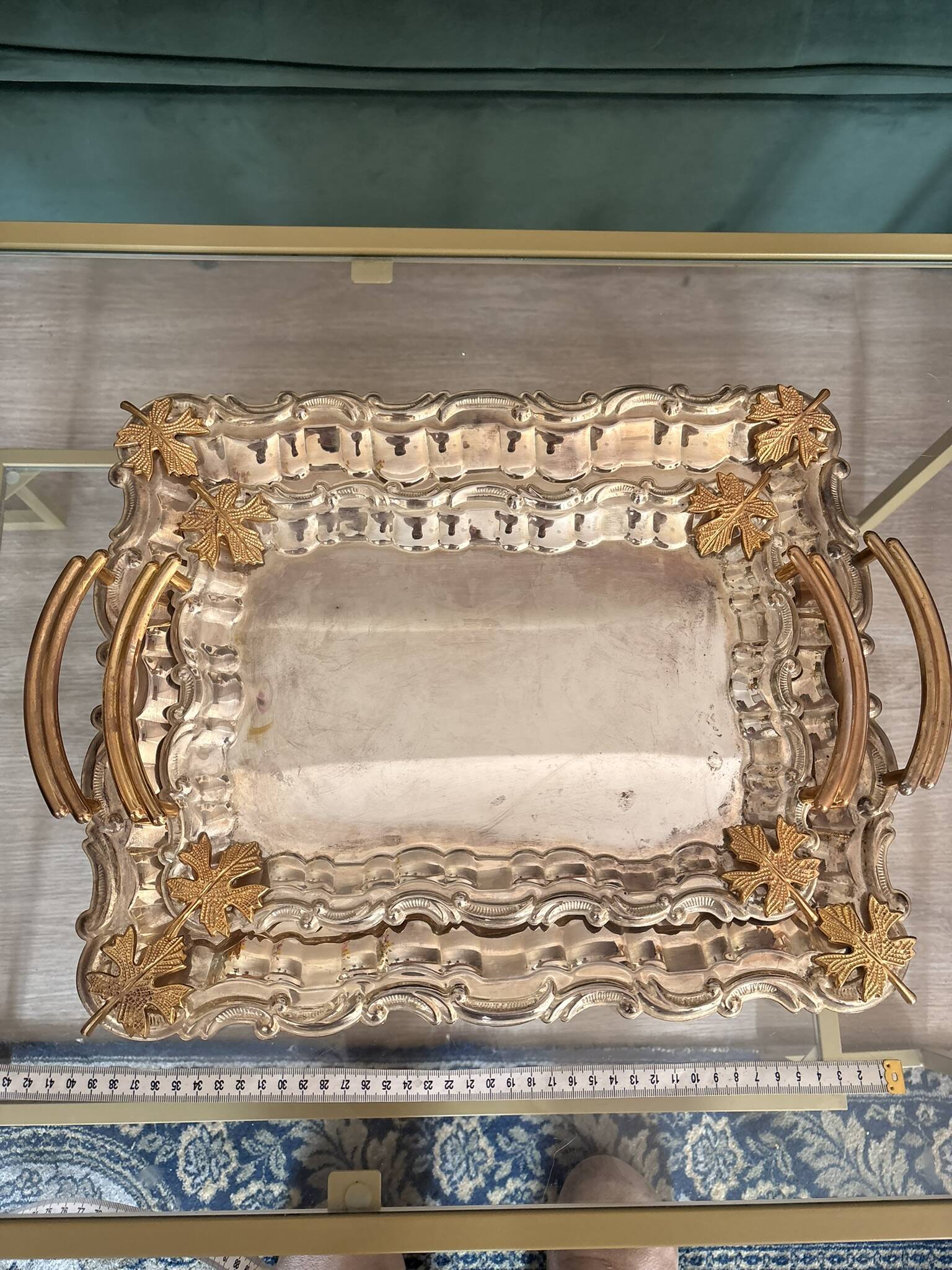 Paire de plateaux gigognes en métal argenté à décor doré de feuilles de vigne