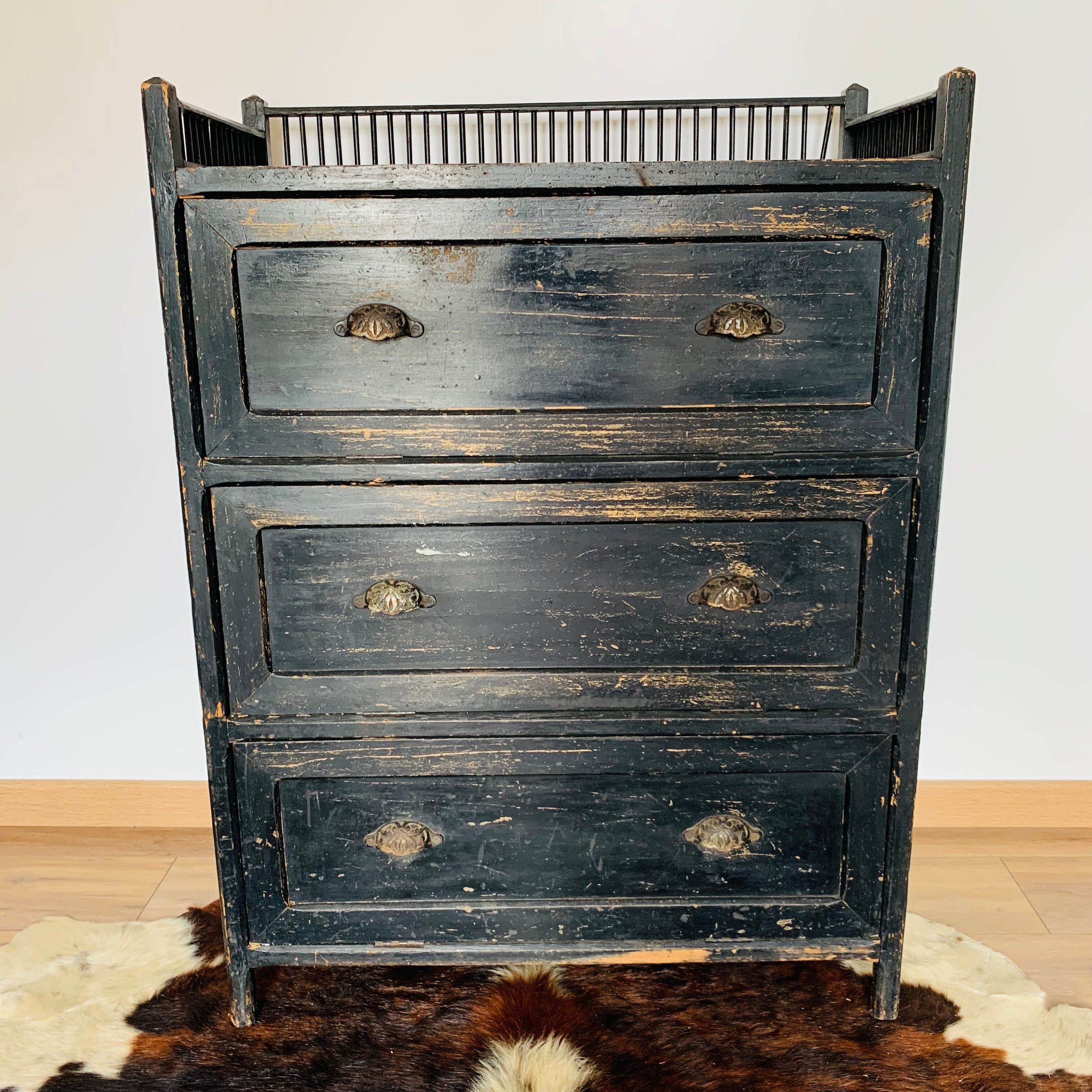Chest of drawers