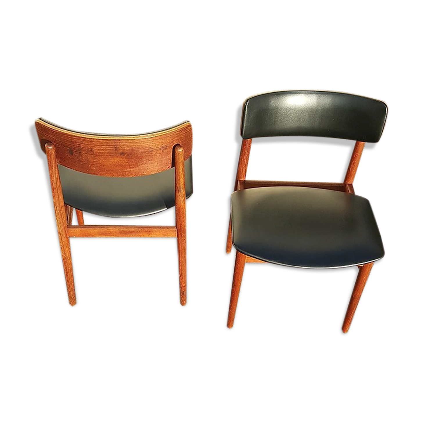 Paire de chaises scandinaves en bois et skaï des années 60