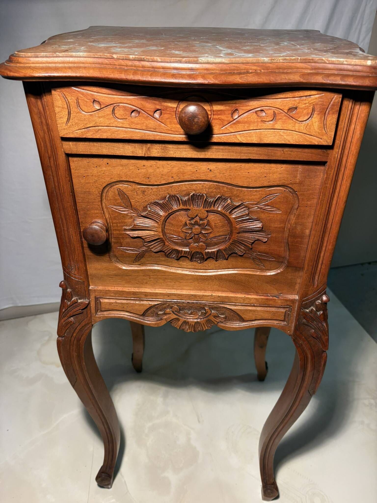 Pair of antique bedside tables with marble top and ceramic niche