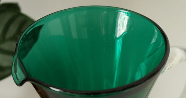 Vase cruche en verre soufflé vert vintage