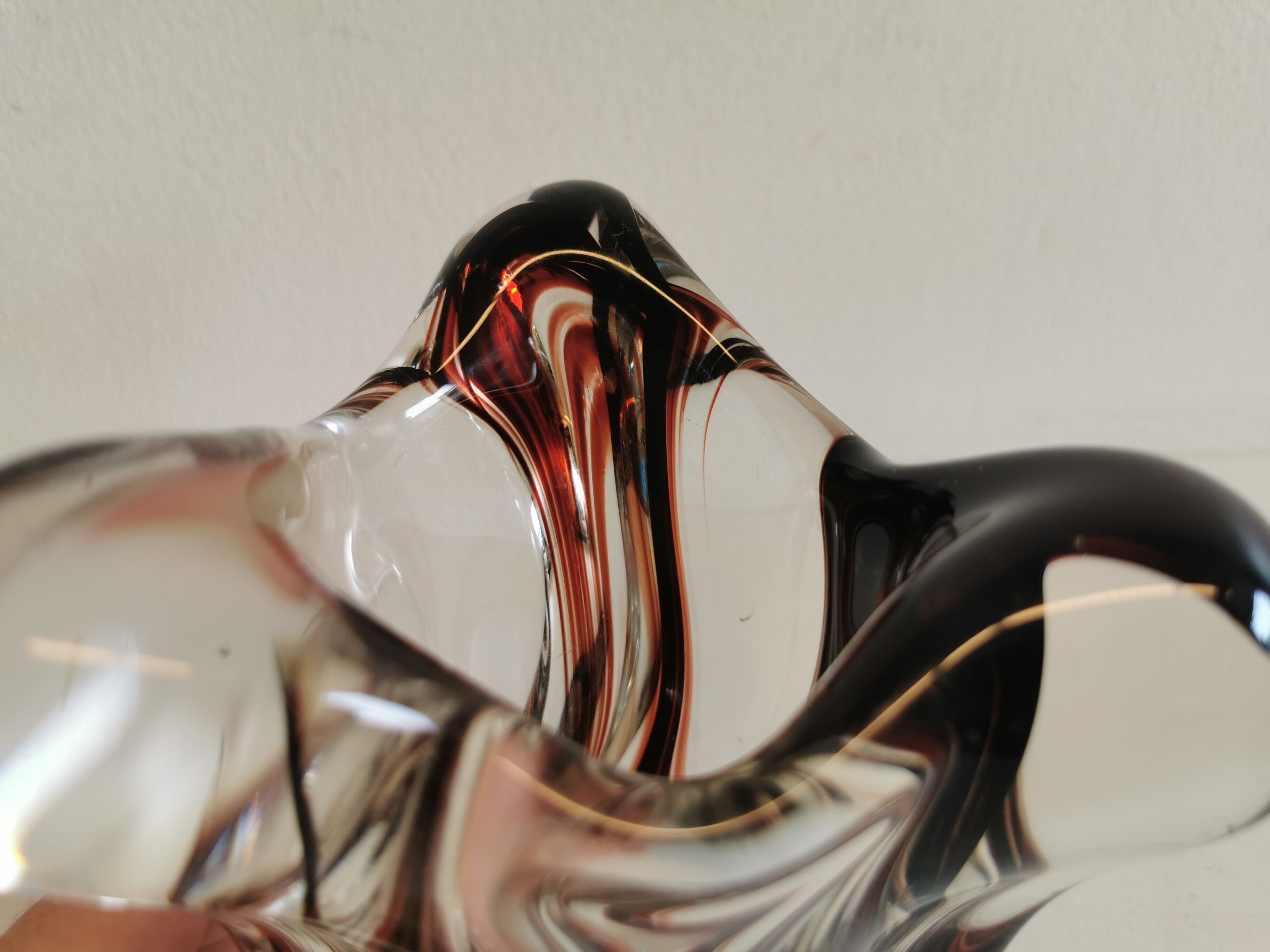 Vase en verre multicouche en transparent avec des couleurs violettes incrustées.