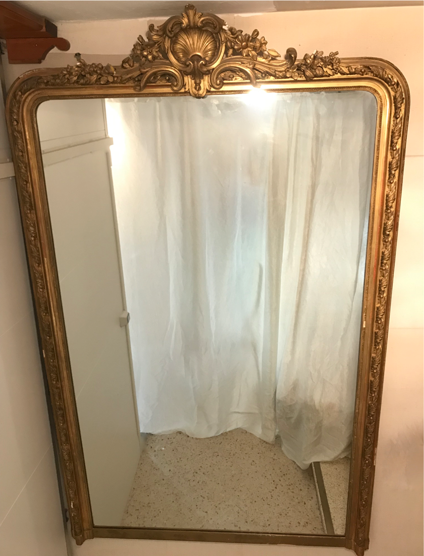 Large antique mirror with flagship shell in wood and gilded stucco
