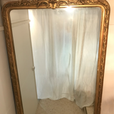 Large antique mirror with flagship shell in wood and gilded stucco