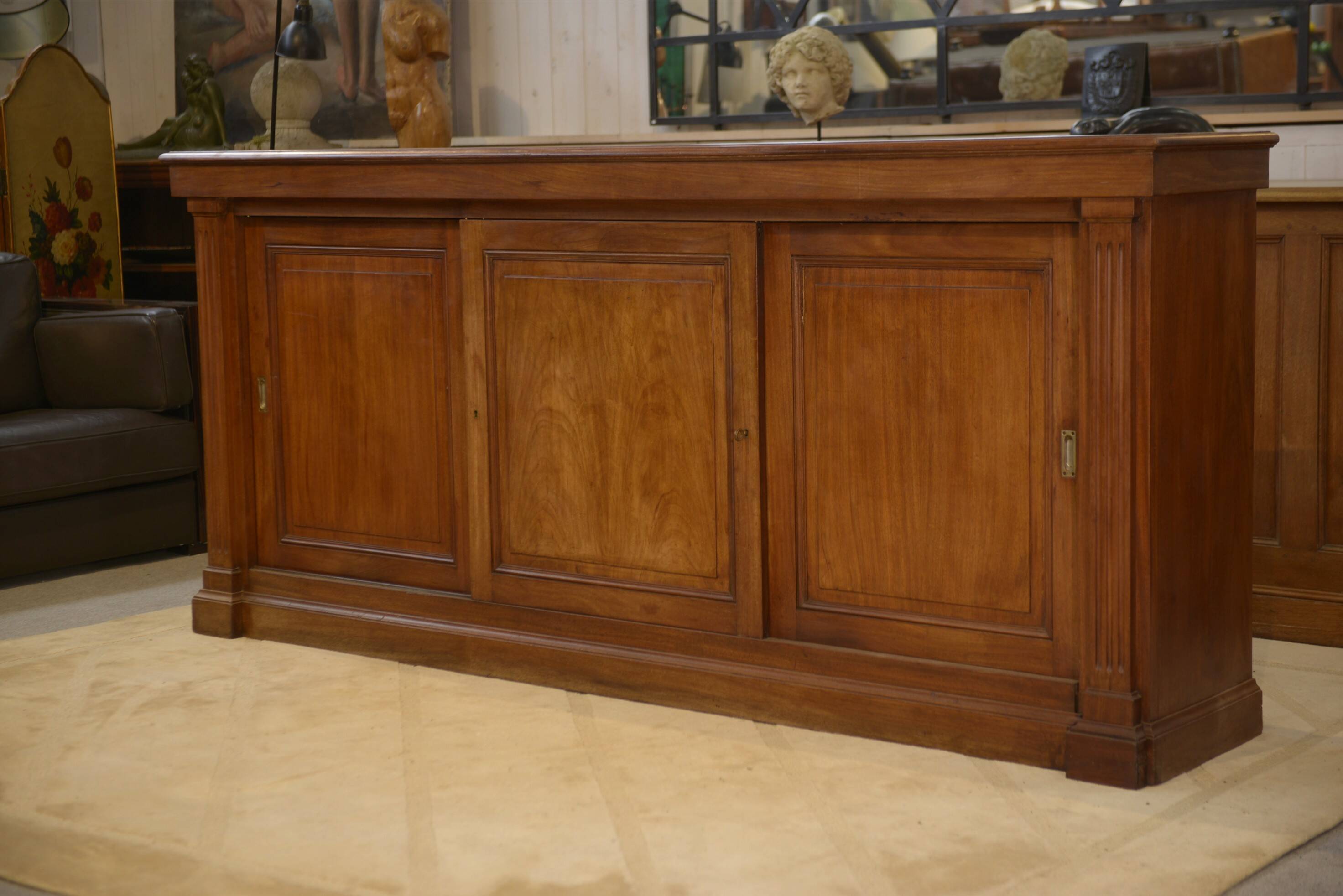 Mahogany workshop furniture with three sliding doors from the 1920s.