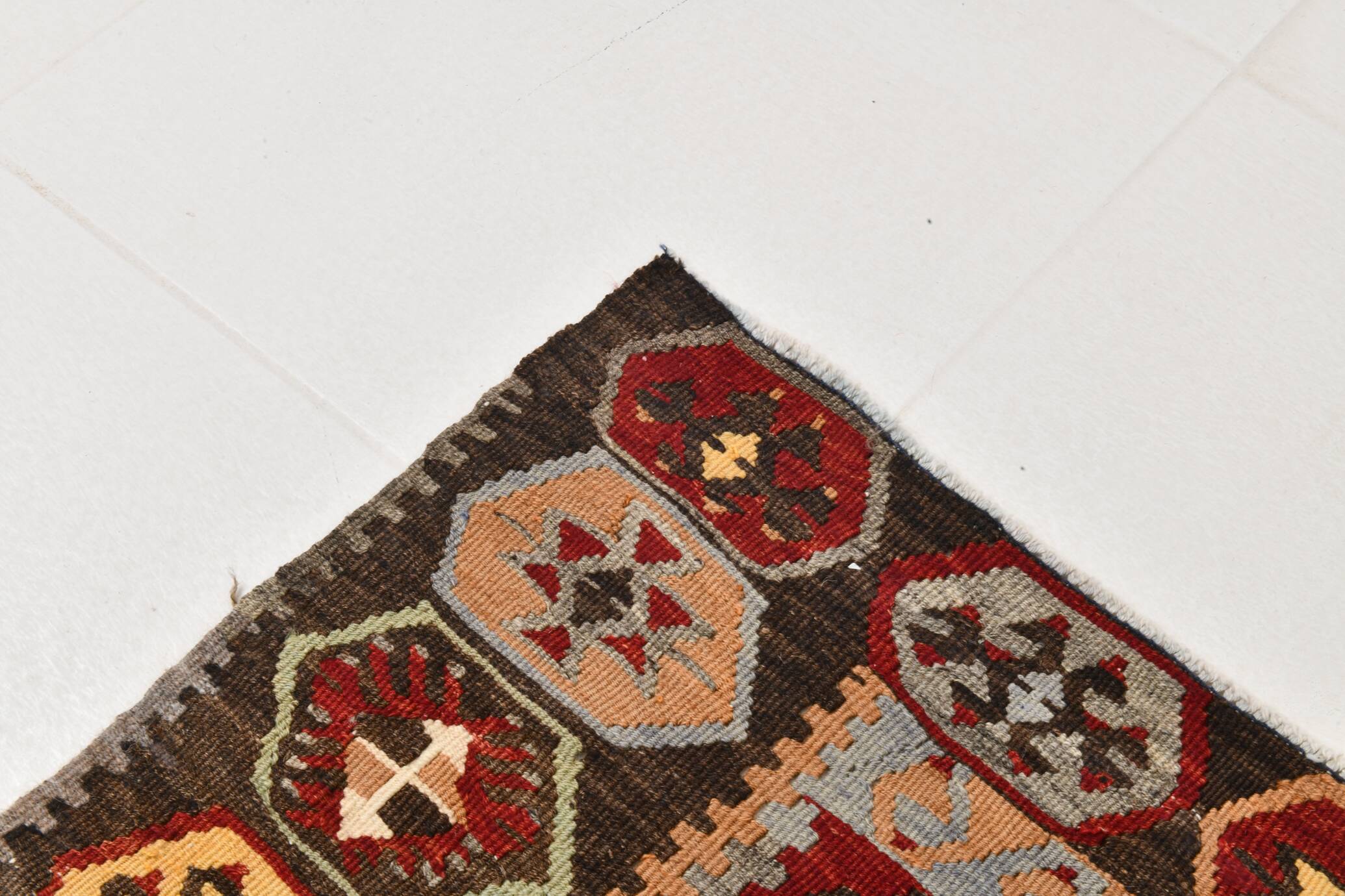 Kilim anatolien ancien tons rouges et beiges, motifs tribaux colorés